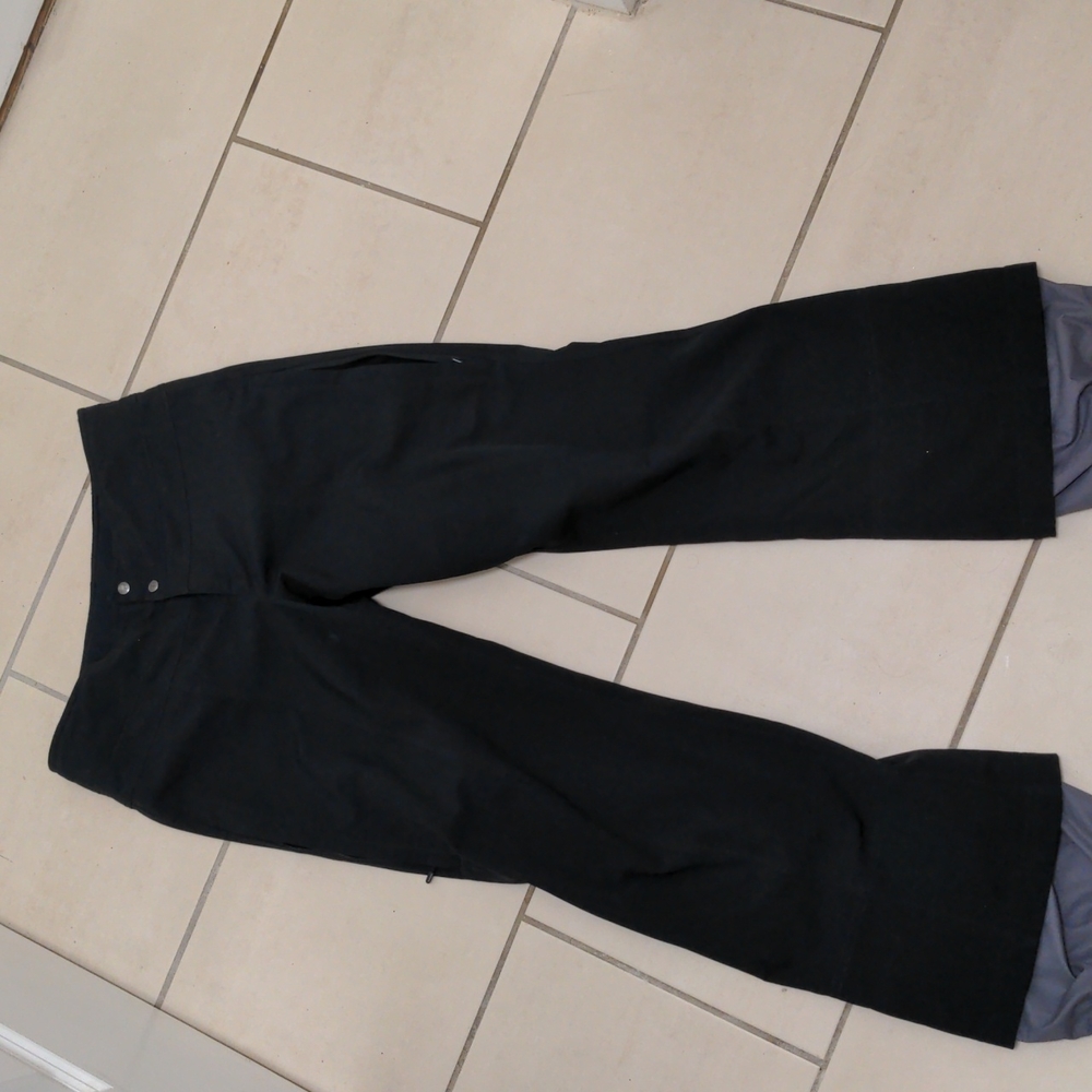 Super flattering Lululemon size 6 snowboarding pants.